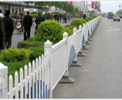 新疆公路兩邊護欄